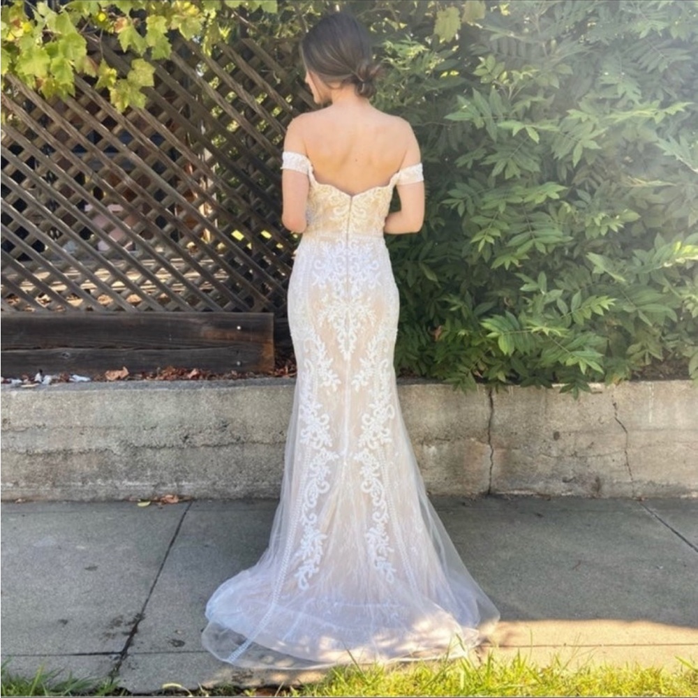 White Beaded Lace Off-the-Shoulder Maxi Dress w/ Train 🌿